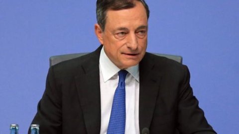 Draghi avverte: Paesi con alto debito attenti a rialzo dei tassi. E annuncia: pronti a modificare QE