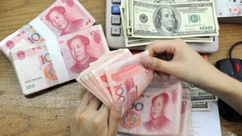 Cina, yuan-dollaro ai minimi dal 2011
