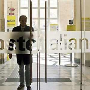 Borsa, Poste Italiane debutta in altalena