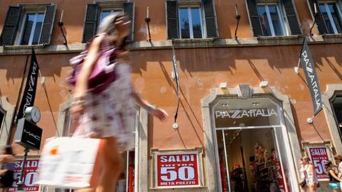 بچت، ایکڑ: اطالوی بحالی کو سونگھ رہے ہیں اور دوبارہ خرچ کر رہے ہیں، یہاں تک کہ گھر پر بھی