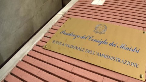 Denn Renzi will die National School of Administration beauftragen