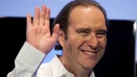 Xavier Niel, chi è l’outsider francese che sta terremotando Telecom Italia: è già al 15,1%