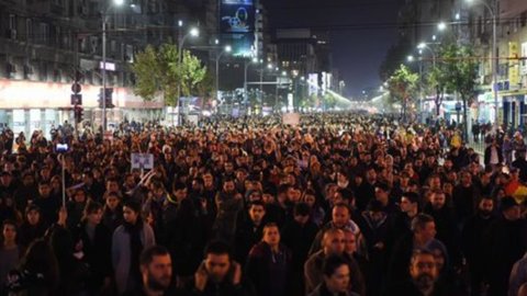 Bucarest: cade il governo per le polemiche sul rogo in discoteca