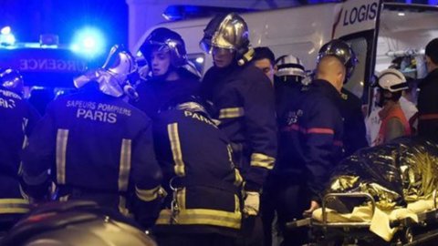 GUERRA E ORRORE A PARIGI: più di 120 morti e 200 feriti per attentati terroristici dell’Isis