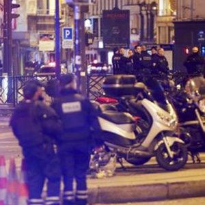 Parigi, la più grande strage terroristica di Francia: 129 morti e 352 feriti. “Siamo in guerra”