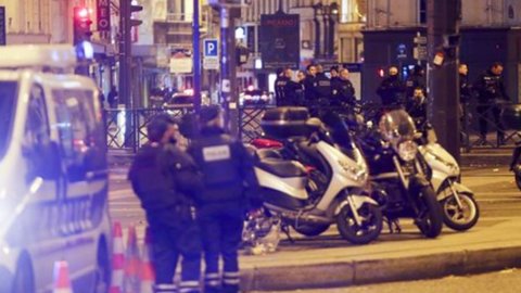 Parigi, la più grande strage terroristica di Francia: 129 morti e 352 feriti. “Siamo in guerra”