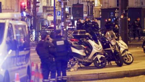 パリ、フランスで最大のテロリストの虐殺: 129 人の死者と 352 人の負傷者。 「私たちは戦争中です」