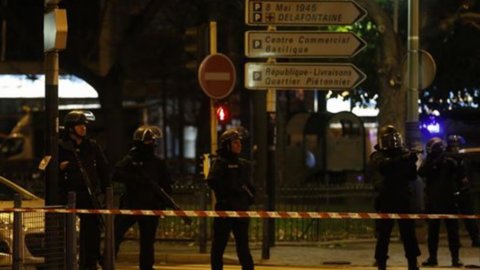 パリ、テロリストの巣窟で警察の電撃戦：3人死亡、5人逮捕