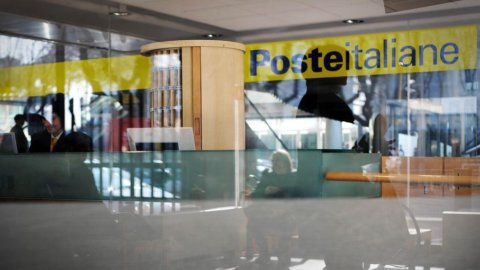 Poste, i pacchi? Si ritirano anche dai tabaccai