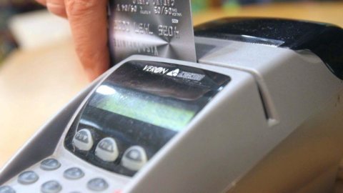 Carte di credito e bancomat: attenzione, all’estero il prelievo costa di più