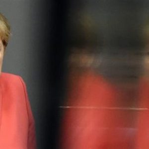 Merkel si ricandida contro il populismo, Sarkozy è out