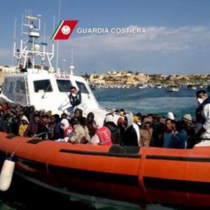 Migranti, Juncker elogia l’Italia