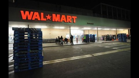 The Internet doesn't scare Wal-Mart, which is gaining strength at home and outside the US