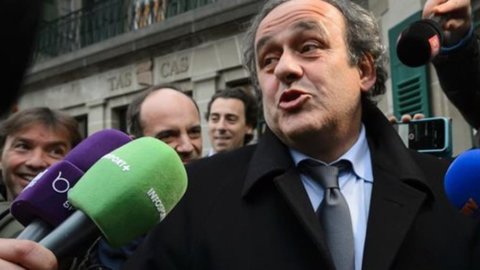 Fifa, Michel Platini si ritira dalla corsa alla presidenza: “Ora devo difendermi”