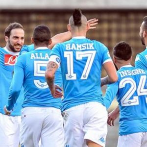 Napoli consolida segundo lugar, mas Roma não desiste