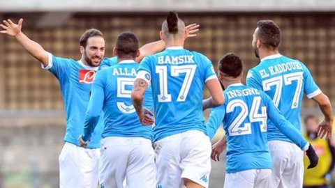 Fiorentina-Napoli, ein Unentschieden (1:1), das Juve nur glücklich macht