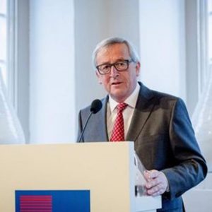 Cold Juncker menyerang Renzi: "Jangan menyinggung Komisi UE"