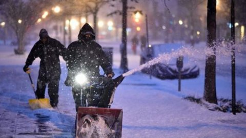 Usa, maxi tempesta di neve: vittime e oltre 9mila voli cancellati