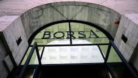 Borsa in rosso, banche giù ma sale Mps