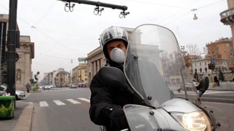 Allarme smog, l’Italia si ferma: niente auto a Roma, Milano e Napoli