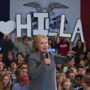Primárias dos EUA: Clinton vence, mas por pouco