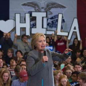 Primarele SUA: Clinton câștigă, dar cu o mustață