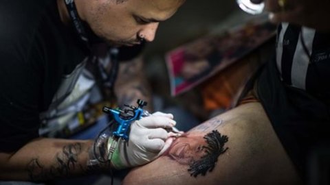 Istat cambia il paniere: nell’inflazione entrano anche tatuaggi e trapano elettrico