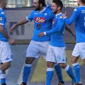 Napoli ve Juve, Cumartesi günü oynanacak direkt karşılaşmaya galibiyetlerle hazırlanıyor.