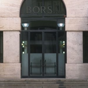 Banche e Saipem in ribasso, ma la Borsa si salva