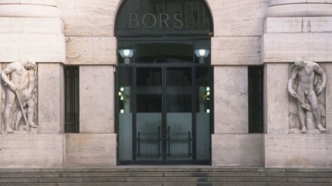 Borsa: banche e petrolio riportano il FtseMib sotto quota 17mila