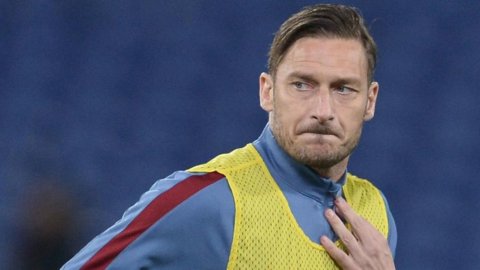 Roma dan Lazio memburu Eropa tetapi kasus Totti pecah