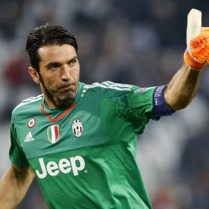 Derby al veleno alla Juve e record di Buffon, ma il Napoli non molla