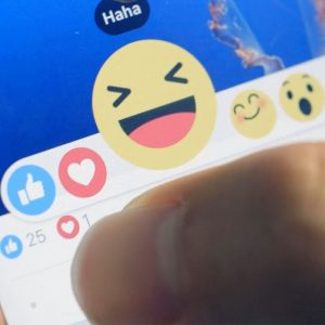 ウォール街: Facebook はアカウントを追って飛ぶ