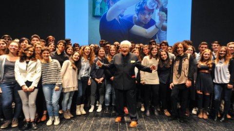 Ammaniti en el Golinelli Opificio: "Ordenadores, libros, tijeras pero también una azada para los jóvenes"