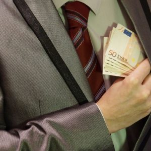 Corruzione: difficile misurarla ma l’Italia è meno corrotta di quanto si pensa