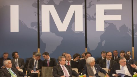 IMF menempel Italia dan memotong estimasi PDB