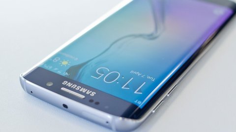 Samsung、Galaxy S7 発売中