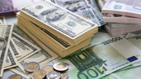 Borse incerte, euro al top. Soffre il lusso