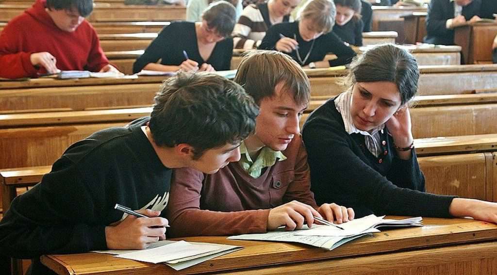 Studenti all'università per la laurea