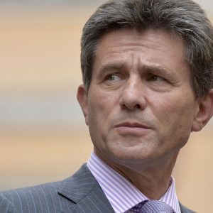 Axa، سرپرائز ٹرناراؤنڈ: de Castries Leaves