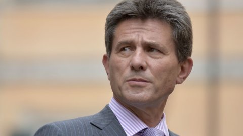 Axa, surprise turnaround: de Castries leaves