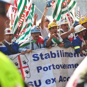 अल्कोआ: 3 मीटर की ऊंचाई पर विरोध में साइलो पर 60 ट्रेड यूनियन कार्यकर्ता