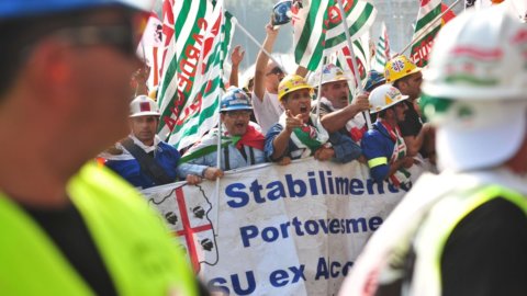 Alcoa: 3 trade unionists on silos in protest at a height of 60 metres