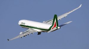 Un aereo in volo della compagnia Alitalia