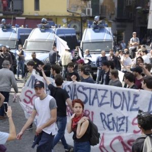 Renzi em Nápoles, tensões e confrontos. VÍDEO