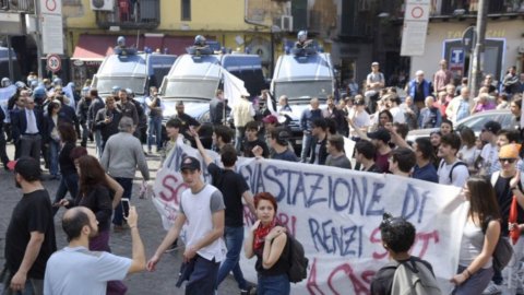 Renzi em Nápoles, tensões e confrontos. VÍDEO