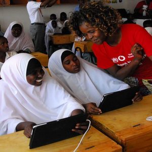 أفريقيا ، ملايين الأطفال في المدرسة مع فودافون