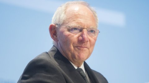 Qe, Schaeuble: “Mi fido di Draghi”