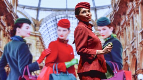 Alitalia, nouveaux uniformes : à partir de juillet en rouge et vert