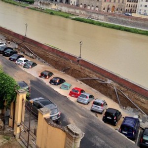 Florence: Jurang 200 meter di Lungarno – video